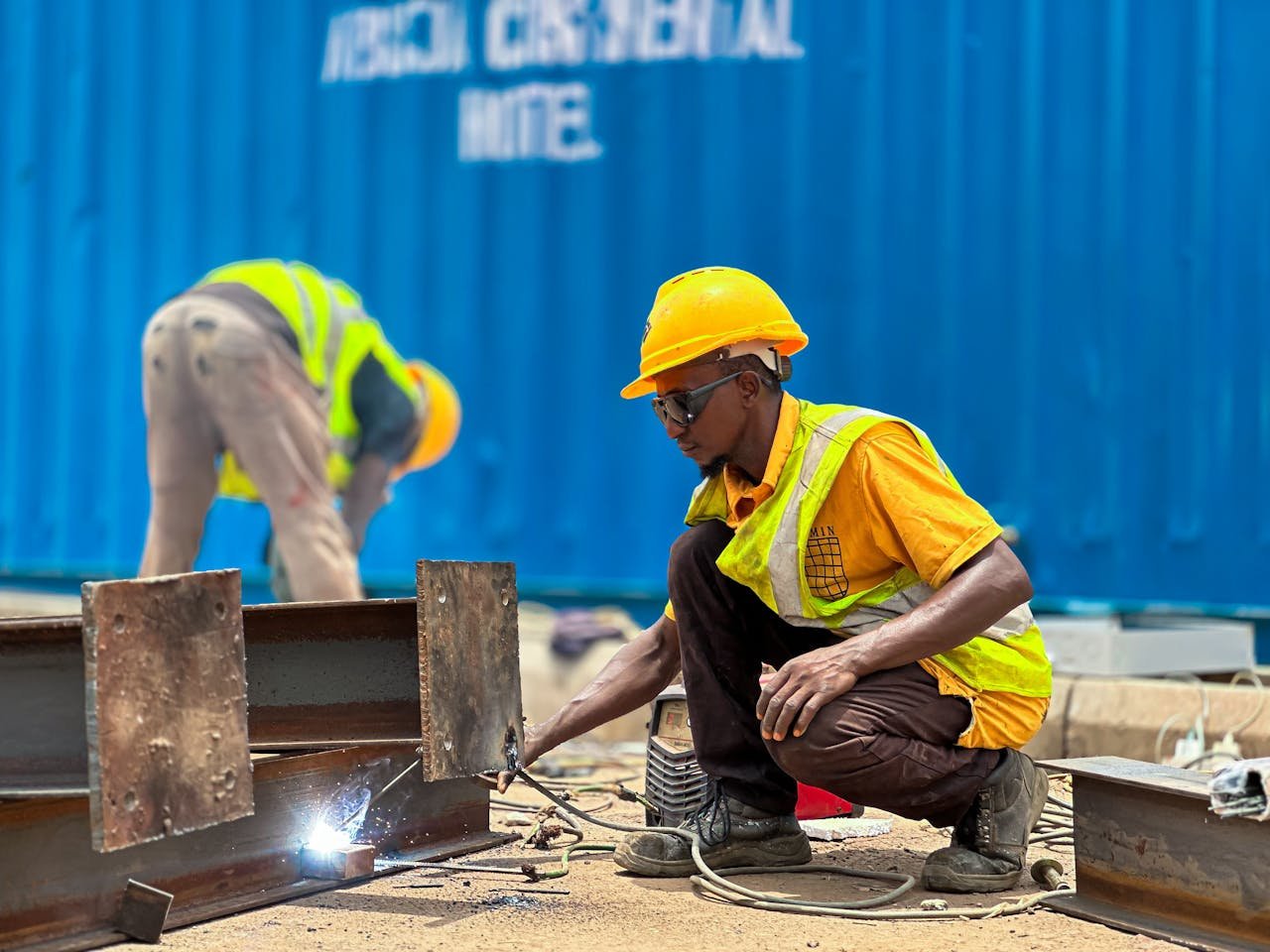 construction-worker-welding-steel-beams-outdoors-32467392